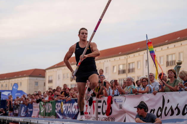 6. Internationales DVV-Stadtwerke Stabhochsprungmeeting Marec Metzger (TSV Gräfelfing) beim Anlauf am 27.08.2026 auf dem Marktplatz Dessau, Dessau-Roßlau (Sachsen-Anhalt) Dessau-Roßlau Marktplatz Dessau Sachsen-Anhalt Deutschland