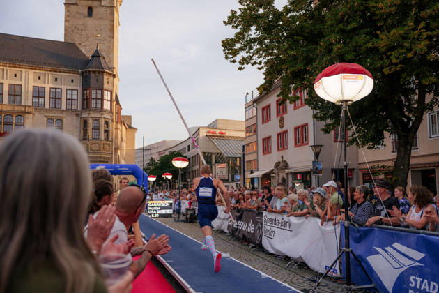 6. Internationales DVV-Stadtwerke Stabhochsprungmeeting Hunter Garretson (USA) beim Anlauf am 27.08.2026 auf dem Marktplatz Dessau, Dessau-Roßlau (Sachsen-Anhalt) Dessau-Roßlau Marktplatz Dessau Sachsen-Anhalt Deutschland