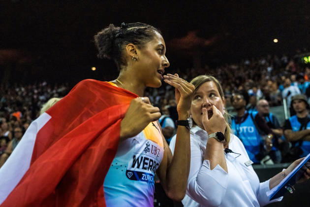 ZÜRICH, SWITZERLAND - AUGUST 27: Audrey Werro of Switzerland (SUI) and media chief Elisabeth Walden after the womens 800 m at Diamond League: Weltklasse Zürich on August 27, 2026 in the Stadion Letzigrund, Zürich, Switzerland. Copyright: xUlfxSchillerx