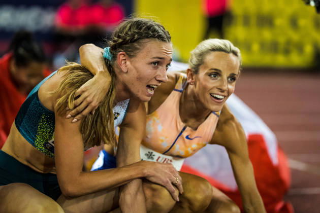 ZÜRICH, SWITZERLAND - AUGUST 27: Femke Broeders-Bol of the Netherlands (NED), left, and Jessica Hull of Australia (AUS), right, after the womens 800 m at Diamond League: Weltklasse Zürich on August 27, 2026 in the Stadion Letzigrund, Zürich, Switzerland. Copyright: xUlfxSchillerx