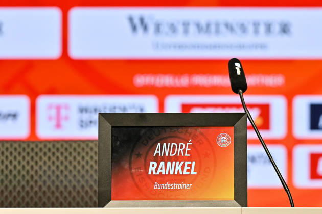 DEB Pressekonferenz; 27.08.2026 MUNICH, GERMANY - 27. AUGUST: im Pressesraum des SAP Garden wird heute der neue Eishockey Bundestrainer vorgestellt Symbolbild Symbolfoto - Andre RANKEL Symbolbild Symbolfoto Copyright: xBEAUTIFULxSPORTS Goldbergx