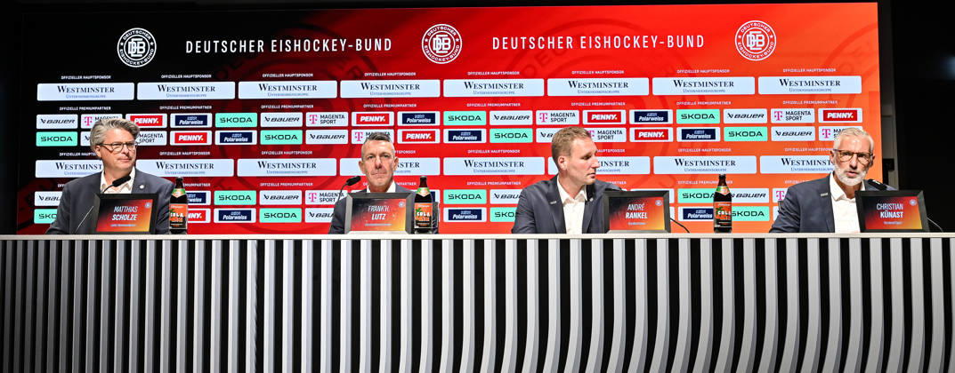 DEB Pressekonferenz; 27.08.2026 MUNICH, GERMANY - 27. AUGUST: im Bild das Podium mit Matthias SCHOLZE, Frank H. LUTZ, Andre RANKEL und Christian KÜNAST bei der Pressekonferez Vorstellund des neuen Eishockey Bundestrainer im SAP Garden Copyright: xBEAUTIFULxSPORTS Goldbergx