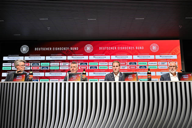 DEB Pressekonferenz; 27.08.2026 MUNICH, GERMANY - 27. AUGUST: im Bild das Podium mit Matthias SCHOLZE, Frank H. LUTZ, Andre RANKEL und Christian KÜNAST bei der Pressekonferez Vorstellund des neuen Eishockey Bundestrainer im SAP Garden Copyright: xBEAUTIFULxSPORTS Goldbergx