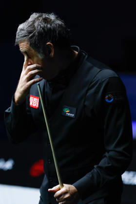 (260828) -- WUHAN, Aug. 28, 2026 -- Ronnie O Sullivan gestures during the semifinal match between Ronnie O Sullivan of England and Chang Bingyu of China at Wuhan Open 2026 snooker tournament in Wuhan, central China s Hubei Province, Aug. 28, 2026. ) (SP)CHINA-SNOOKER-WUHAN OPEN(CN) WuxZhizun 