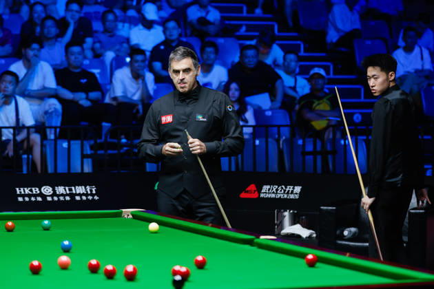 (260828) -- WUHAN, Aug. 28, 2026 -- Ronnie O Sullivan (L) looks on during the semifinal match between Ronnie O Sullivan of England and Chang Bingyu of China at Wuhan Open 2026 snooker tournament in Wuhan, central China s Hubei Province, Aug. 28, 2026. ) (SP)CHINA-SNOOKER-WUHAN OPEN(CN) WuxZhizun 