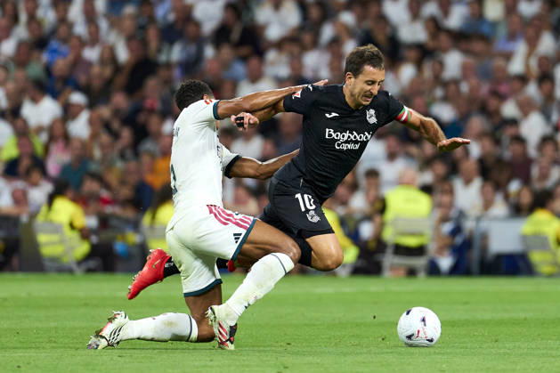 Mikel Oyarzabal of Real Sociedad de Futbol battles for the ball with Jude Bellingham of Real Madrid CF during the La Liga EA match between Real Madrid CF and Real Sociedad de Futbol at Bernabeu Stadium, on August 26, 2026. - 26 08 2026 - Spain Madrid Madrid - LGMx xLexPictorium LePictorium_0339657