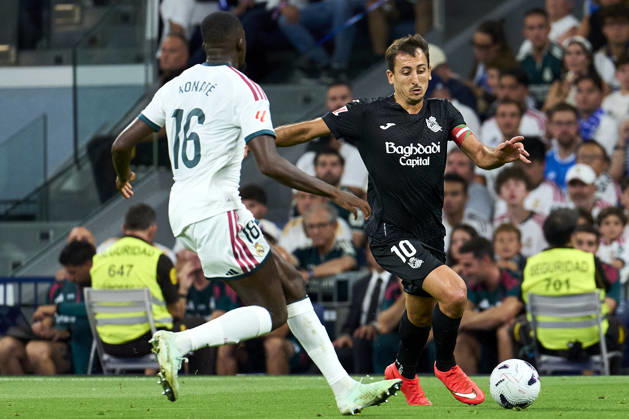 Mikel Oyarzabal of Real Sociedad de Futbol battles for the ball with Ibrahima Konate of Real Madrid CF during the La Liga EA match between Real Madrid CF and Real Sociedad de Futbol at Bernabeu Stadium, on August 26, 2026. - 26 08 2026 - Spain Madrid Madrid -  LGMx xLexPictorium LePictorium_0339735