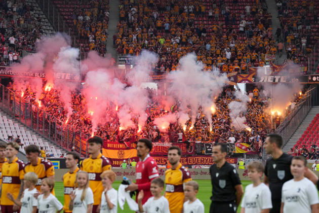 Fans, Ultras in der Kurve, Fankurve unterstützen ihre Mannschaft, Fahnen, Schal, Support, Pyrotechnik, Bengalo, Feuer, Rauch, Pyro , Deutschland, Fussball, UEFA Conference League, Play-offs, Rückspiel, 2026 2027, SC Freiburg vs. Motherwell FC, 27.08.2026, Europa-Park Stadion, Freiburg Freiburg Europa-Park Stadion Baden-Württemberg Deutschland Copyright: xArnexAmbergx