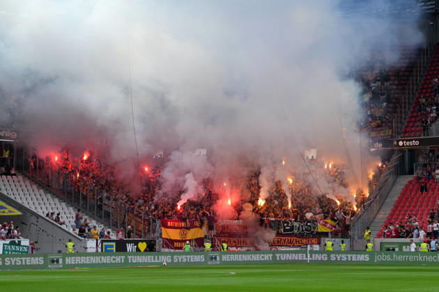 Fans, Ultras in der Kurve, Fankurve unterstützen ihre Mannschaft, Fahnen, Schal, Support, Pyrotechnik, Bengalo, Feuer, Rauch, Pyro , Deutschland, Fussball, UEFA Conference League, Play-offs, Rückspiel, 2026 2027, SC Freiburg vs. Motherwell FC, 27.08.2026, Europa-Park Stadion, Freiburg Freiburg Europa-Park Stadion Baden-Württemberg Deutschland Copyright: xArnexAmbergx
