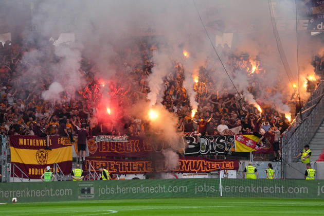 Fans, Ultras in der Kurve, Fankurve unterstützen ihre Mannschaft, Fahnen, Schal, Support, Pyrotechnik, Bengalo, Feuer, Rauch, Pyro , Deutschland, Fussball, UEFA Conference League, Play-offs, Rückspiel, 2026 2027, SC Freiburg vs. Motherwell FC, 27.08.2026, Europa-Park Stadion, Freiburg Freiburg Europa-Park Stadion Baden-Württemberg Deutschland Copyright: xArnexAmbergx