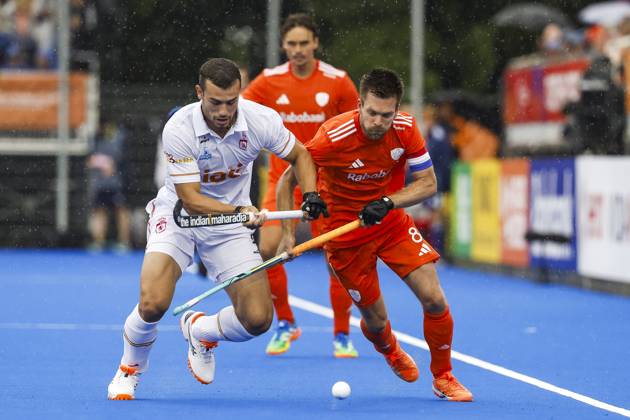 AMSTELVEEN - Pepe Cunill of Spain and Thierry Brinkman of the Netherlands during the semi-final of the Hockey World Cup between the Netherlands and Spain at the Wagener Stadium. BAS CZERWINSKI ANP xVIxANPxSportx xxANPxIVx 566440957 originalFilename: 566440957.jpg