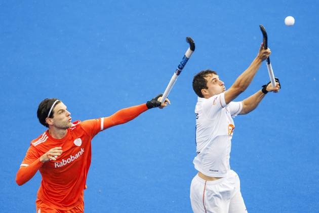 AMSTELVEEN - Lars Balk of the Netherlands and Gerard ClapÃ s of Spain during the semi-final of the Hockey World Cup between the Netherlands and Spain at the Wagener Stadium. KOEN VAN WEEL ANP xVIxANPxSportx xxANPxIVx 566440960 originalFilename: 566440960.jpg