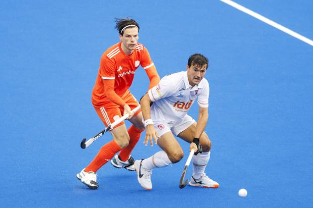 AMSTELVEEN - Lars Balk of the Netherlands and Gerard ClapÃ s of Spain during the semi-final of the Hockey World Cup between the Netherlands and Spain at the Wagener Stadium. KOEN VAN WEEL ANP xVIxANPxSportx xxANPxIVx 566440969 originalFilename: 566440969.jpg