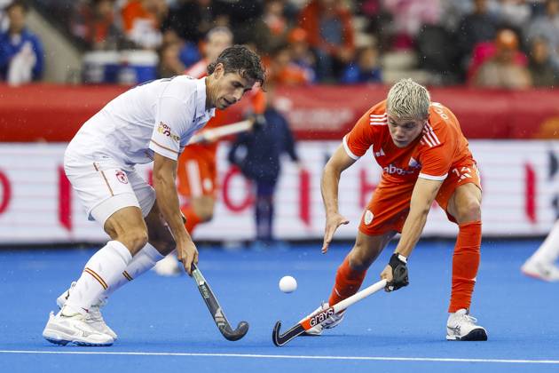 AMSTELVEEN - Joaquin Menini of Spain and Derck de Vilder of the Netherlands during the semi-final of the Hockey World Cup between the Netherlands and Spain at the Wagener Stadium. BAS CZERWINSKI ANP xVIxANPxSportx xxANPxIVx 566441110 originalFilename: 566441110.jpg
