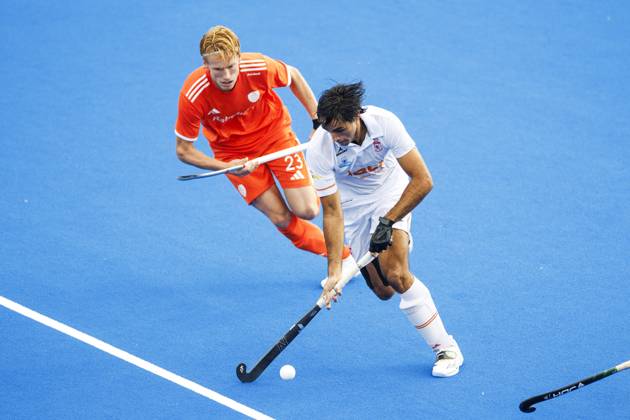 AMSTELVEEN - Joep de Mol of the Netherlands and Borja Lacalle of Spain during the semi-final of the Hockey World Cup between the Netherlands and Spain at the Wagener Stadium. KOEN VAN WEEL ANP xVIxANPxSportx xxANPxIVx 566441275 originalFilename: 566441275.jpg