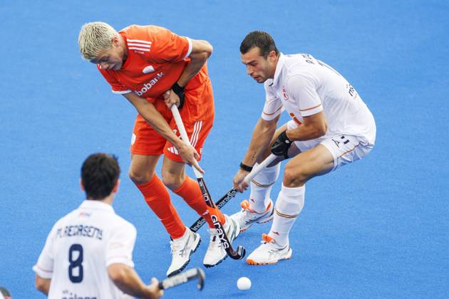 AMSTELVEEN - Derck de Vilder of the Netherlands and Gerard ClapÃ s of Spain during the semi-final of the Hockey World Cup between the Netherlands and Spain at the Wagener Stadium. KOEN VAN WEEL ANP xVIxANPxSportx xxANPxIVx 566441283 originalFilename: 566441283.jpg