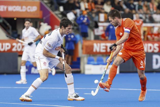 AMSTELVEEN - Marc Vizcaino of Spain and Thierry Brinkman of the Netherlands during the semi-final of the Hockey World Cup between the Netherlands and Spain at the Wagener Stadium. BAS CZERWINSKI ANP xVIxANPxSportx xxANPxIVx 566441521 originalFilename: 566441521.jpg