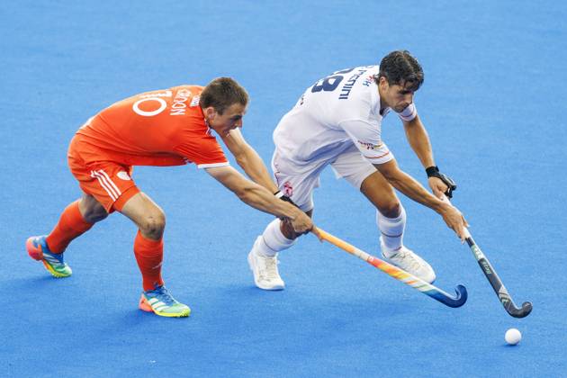 AMSTELVEEN - Jorrit Croon of the Netherlands and Joaquin Menini of Spain during the semi-final of the Hockey World Cup between the Netherlands and Spain at the Wagener Stadium. KOEN VAN WEEL ANP xVIxANPxSportx xxANPxIVx 566441686 originalFilename: 566441686.jpg