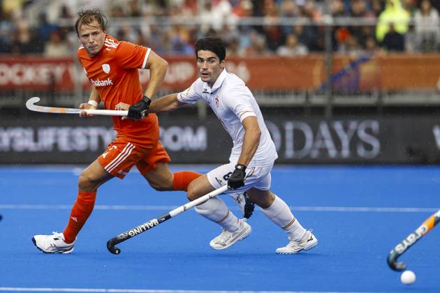 AMSTELVEEN - Thijs van Dam of the Netherlands and Marc Recasens of Spain during the semi-final of the Hockey World Cup between the Netherlands and Spain at the Wagener Stadium. BAS CZERWINSKI ANP xVIxANPxSportx xxANPxIVx 566441970 originalFilename: 566441970.jpg