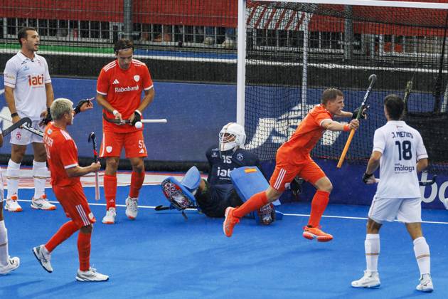 AMSTELVEEN - Derck de Vilder of the Netherlands, Duco Telgenkamp of the Netherlands, and Koen Bijen of the Netherlands celebrate the 1-0 during the semi-final of the Hockey World Cup between the Netherlands and Spain at the Wagener Stadium. KOEN VAN WEEL ANP xVIxANPxSportx xxANPxIVx 566442190 originalFilename: 566442190.jpg