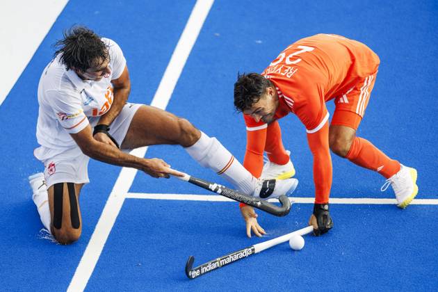 AMSTELVEEN - Borja Lacalle of Spain and Tijmen Reyenga of the Netherlands during the semi-final of the Hockey World Cup between the Netherlands and Spain at the Wagener Stadium. KOEN VAN WEEL ANP xVIxANPxSportx xxANPxIVx 566442375 originalFilename: 566442375.jpg