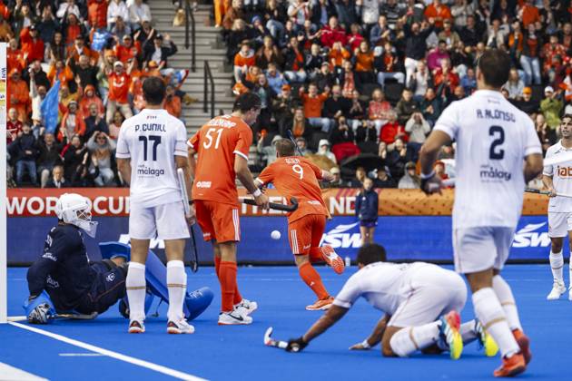 AMSTELVEEN - Koen Bijen of the Netherlands reacts after scoring the 1-0 during the Hockey World Cup semi-final between the Netherlands and Spain at the Wagener Stadium. BAS CZERWINSKI ANP xVIxANPxSportx xxANPxIVx 566442392 originalFilename: 566442392.jpg