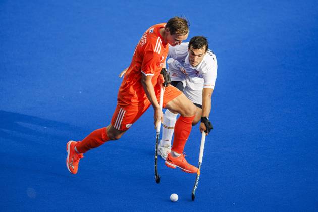 AMSTELVEEN - Floris Wortelboer of the Netherlands and Xavier Gispert of Spain during the semi-final of the Hockey World Cup between the Netherlands and Spain at the Wagener Stadium. KOEN VAN WEEL ANP xVIxANPxSportx xxANPxIVx 566443121 originalFilename: 566443121.jpg