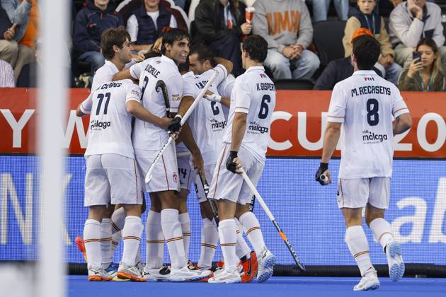 AMSTELVEEN - Spanish players celebrate the 1-1 during the Hockey World Cup semi-final between the Netherlands and Spain at the Wagener Stadium. BAS CZERWINSKI ANP xVIxANPxSportx xxANPxIVx 566444001 originalFilename: 566444001.jpg