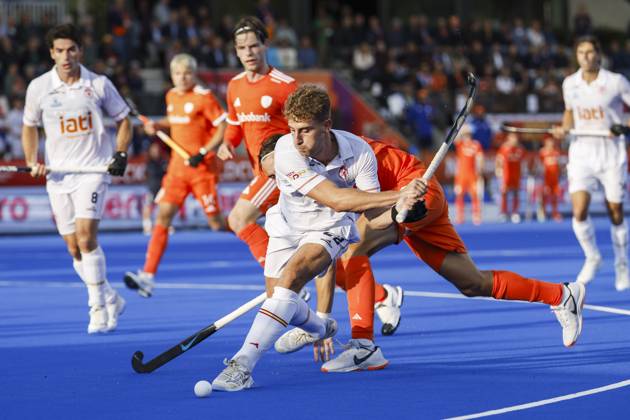 AMSTELVEEN - Pol CabrÃ -Verdiell of Spain and Duco Telgenkamp of the Netherlands during the semi-final of the Hockey World Cup between the Netherlands and Spain at the Wagener Stadium. BAS CZERWINSKI ANP xVIxANPxSportx xxANPxIVx 566444044 originalFilename: 566444044.jpg