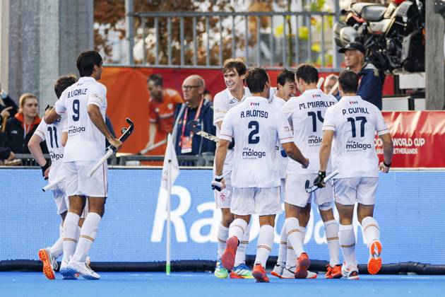 AMSTELVEEN - Spanish players celebrate the 1-1 during the Hockey World Cup semi-final between the Netherlands and Spain at the Wagener Stadium. KOEN VAN WEEL ANP xVIxANPxSportx xxANPxIVx 566444325 originalFilename: 566444325.jpg