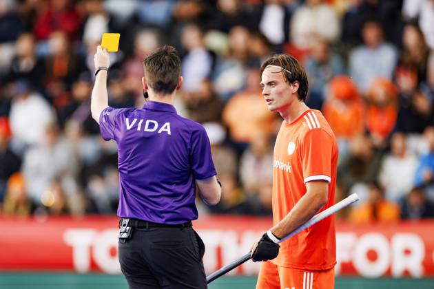 AMSTELVEEN - Referee Ben Goentgen gives Duco Telgenkamp of the Netherlands a yellow card during the Hockey World Cup semi-final between the Netherlands and Spain at the Wagener Stadium. KOEN VAN WEEL ANP xVIxANPxSportx xxANPxIVx 566445039 originalFilename: 566445039.jpg