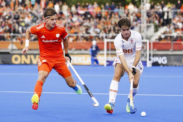 AMSTELVEEN - Justen Blok of the Netherlands and Bruno Font of Spain during the semi-final of the Hockey World Cup between the Netherlands and Spain at the Wagener Stadium. BAS CZERWINSKI ANP xVIxANPxSportx xxANPxIVx 566445638 originalFilename: 566445638.jpg