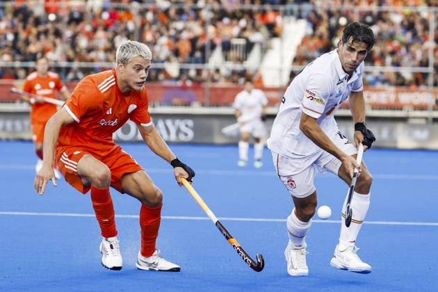 AMSTELVEEN - Derck de Vilder of the Netherlands and Joaquin Menini of Spain during the semi-final of the Hockey World Cup between the Netherlands and Spain at the Wagener Stadium. BAS CZERWINSKI ANP xVIxANPxSportx xxANPxIVx 566445657 originalFilename: 566445657.jpg