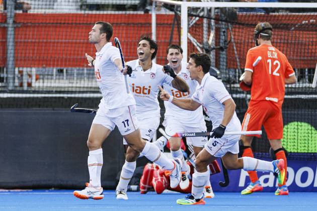 AMSTELVEEN - Spanish players celebrate Pepe Cunill s 3-1 goal during the Hockey World Cup semi-final between the Netherlands and Spain at the Wagener Stadium. KOEN VAN WEEL ANP xVIxANPxSportx xxANPxIVx 566446102 originalFilename: 566446102.jpg