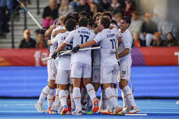 AMSTELVEEN - Spanish players celebrate the victory in the Hockey World Cup semi-final between the Netherlands and Spain at the Wagener Stadium. KOEN VAN WEEL ANP xVIxANPxSportx xxANPxIVx 566446790 originalFilename: 566446790.jpg