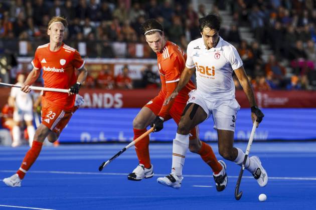 AMSTELVEEN - Joep de Mol of the Netherlands, Lars Balk of the Netherlands and Borja Lacalle of Spain during the semi-final of the Hockey World Cup between the Netherlands and Spain at the Wagener Stadium. BAS CZERWINSKI ANP xVIxANPxSportx xxANPxIVx 566448337 originalFilename: 566448337.jpg