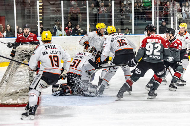 Cody Brenner (Loewen Frankfurt, 51) im Mittelpunkt, Robin van Calster (Loewen Frankfurt, 19),Konrad Abeltshauser (Loewen Frankfurt, 16),Marcel Noebels (Koelner Haie, 92) Koelner Haie vs. Dresdner Eisloewen, Eishockey, Penny DEL, Spieltag 19, 2025 2026, 16.11.2025 Koelner Haie (KEC) vs. Dresdner Eisloewen, Eishockey, Penny DEL, Spieltag 19, 2025 2026, 16.11.2025 Koeln Copyright: xEibner-Pressefoto GerhardxWingenderx EP_GWR