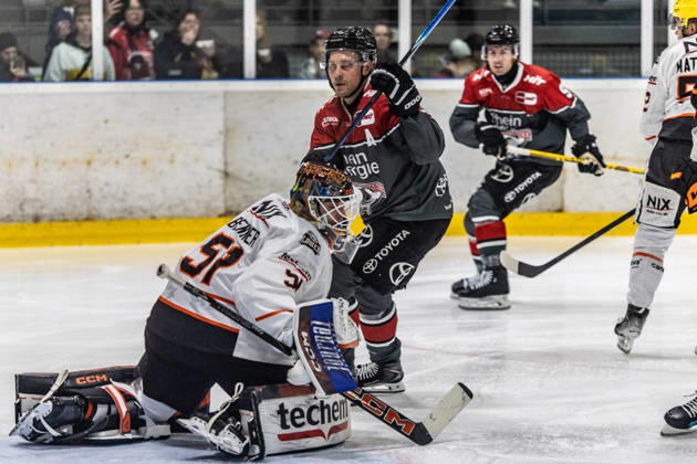 Cody Brenner (Loewen Frankfurt, 51) haelt einen Puck Koelner Haie vs. Dresdner Eisloewen, Eishockey, Penny DEL, Spieltag 19, 2025 2026, 16.11.2025 Koelner Haie (KEC) vs. Dresdner Eisloewen, Eishockey, Penny DEL, Spieltag 19, 2025 2026, 16.11.2025 Koeln Copyright: xEibner-Pressefoto GerhardxWingenderx EP_GWR