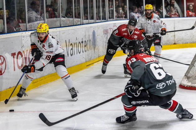 Robin van Calster (Loewen Frankfurt, 19) vs Patrick Russell (Koelner Haie, 63) Koelner Haie vs. Dresdner Eisloewen, Eishockey, Penny DEL, Spieltag 19, 2025 2026, 16.11.2025 Koelner Haie (KEC) vs. Dresdner Eisloewen, Eishockey, Penny DEL, Spieltag 19, 2025 2026, 16.11.2025 Koeln Copyright: xEibner-Pressefoto GerhardxWingenderx EP_GWR
