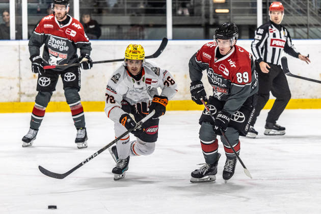 Dominik Uher (Loewen Frankfurt, 26) vs Gregor MacLeod (Koelner Haie, 89)Koelner Haie vs. Dresdner Eisloewen, Eishockey, Penny DEL, Spieltag 19, 2025 2026, 16.11.2025 Koelner Haie (KEC) vs. Dresdner Eisloewen, Eishockey, Penny DEL, Spieltag 19, 2025 2026, 16.11.2025 Koeln Copyright: xEibner-Pressefoto GerhardxWingenderx EP_GWR