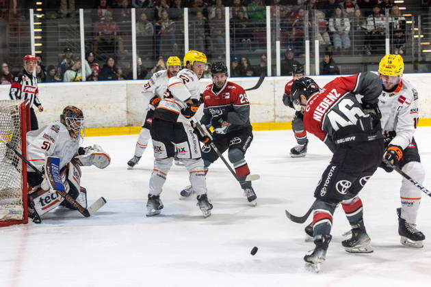 Cody Brenner (Loewen Frankfurt, 51) im Tor, Brandon Bird (Loewen Frankfurt, 10), Maksim Matushkin (Loewen Frankfurt, 52) verteidigen vs Tim Fleischer (Koelner Haie, 29), Kevin Niedenz (Koelner Haie, 46) Koelner Haie vs. Dresdner Eisloewen, Eishockey, Penny DEL, Spieltag 19, 2025 2026, 16.11.2025 Koelner Haie (KEC) vs. Dresdner Eisloewen, Eishockey, Penny DEL, Spieltag 19, 2025 2026, 16.11.2025 Koeln Copyright: xEibner-Pressefoto GerhardxWingenderx EP_GWR