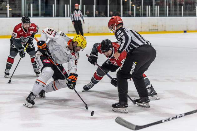 Matthew Wedman (Loewen Frankfurt, 67) beim Bully Koelner Haie vs. Dresdner Eisloewen, Eishockey, Penny DEL, Spieltag 19, 2025 2026, 16.11.2025 Koelner Haie (KEC) vs. Dresdner Eisloewen, Eishockey, Penny DEL, Spieltag 19, 2025 2026, 16.11.2025 Koeln Copyright: xEibner-Pressefoto GerhardxWingenderx EP_GWR