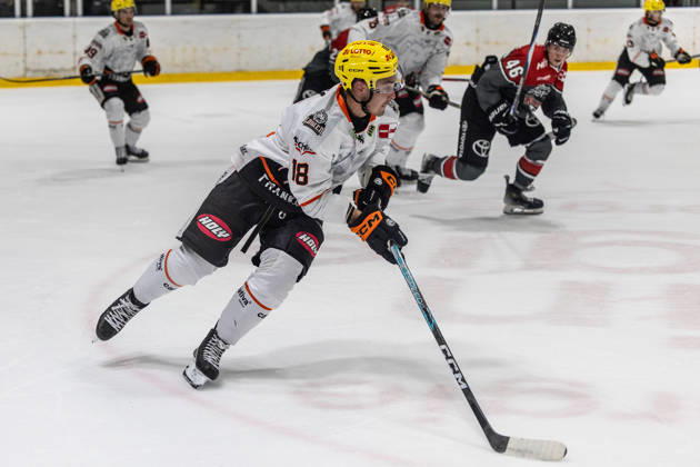 Eric Uba (Loewen Frankfurt, 18) vs Kevin Niedenz (Koelner Haie, 46) Koelner Haie vs. Dresdner Eisloewen, Eishockey, Penny DEL, Spieltag 19, 2025 2026, 16.11.2025 Koelner Haie (KEC) vs. Dresdner Eisloewen, Eishockey, Penny DEL, Spieltag 19, 2025 2026, 16.11.2025 Koeln Copyright: xEibner-Pressefoto GerhardxWingenderx EP_GWR