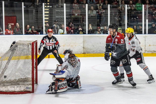Juhani Tyrvainen (Koelner Haie, 21) vs Philipp Bidoul (Loewen Frankfurt, 24) und Cody Brenner (Loewen Frankfurt, 51) bei einem Tor Koelner Haie vs. Dresdner Eisloewen, Eishockey, Penny DEL, Spieltag 19, 2025 2026, 16.11.2025 Koelner Haie (KEC) vs. Dresdner Eisloewen, Eishockey, Penny DEL, Spieltag 19, 2025 2026, 16.11.2025 Koeln Copyright: xEibner-Pressefoto GerhardxWingenderx EP_GWR