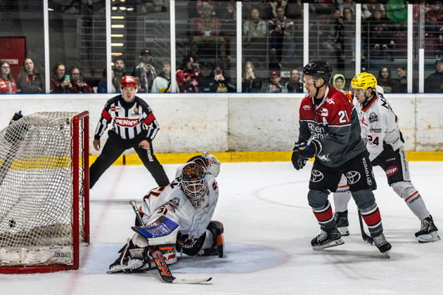 Juhani Tyrvainen (Koelner Haie, 21) Cody Brenner (Loewen Frankfurt, 51) Cody Brenner (Loewen Frankfurt, 51) Koelner Haie vs. Dresdner Eisloewen, Eishockey, Penny DEL, Spieltag 19, 2025 2026, 16.11.2025 Koelner Haie (KEC) vs. Dresdner Eisloewen, Eishockey, Penny DEL, Spieltag 19, 2025 2026, 16.11.2025 Koeln Copyright: xEibner-Pressefoto GerhardxWingenderx EP_GWR