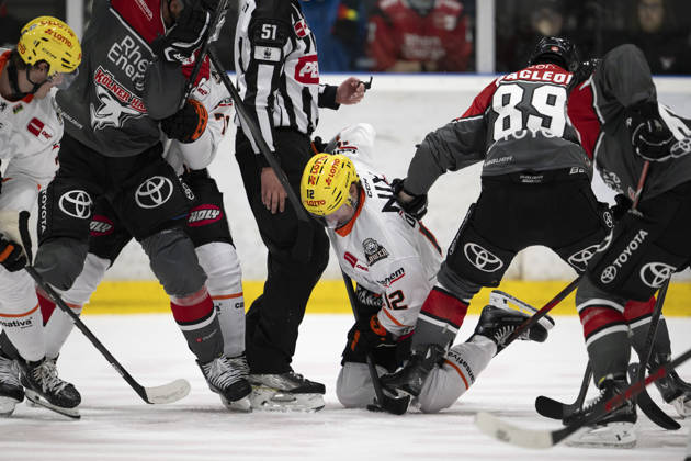 PENNY DEL 1 2. Testspiel; Kölner Haie - Löwen Frankfurt ; Köln, 28.08.2026 Noah Dunham (Löwen Frankfurt, Sturm, 12); Gregor Macleod (Kölner Haie, Sturm, 89); Dominic Kontny (Linesmen, 51); PENNY DEL 1 2. Testspiel; Kölner Haie - Löwen Frankfurt am 28.08.2026 in der KA2 in Köln (Deutschland). Copyright: xBEAUTIFULxSPORTS AndreasxDickx