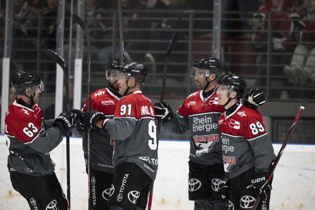 PENNY DEL 1 2. Testspiel; Kölner Haie - Löwen Frankfurt ; Köln, 28.08.2026 Patrick Russell (Kölner Haie, Sturm, 63); Moritz Müller (Kölner Haie, Verteidigung, 91); Gregor Macleod (Kölner Haie, Sturm, 89); PENNY DEL 1 2. Testspiel; Kölner Haie - Löwen Frankfurt am 28.08.2026 in der KA2 in Köln (Deutschland). Copyright: xBEAUTIFULxSPORTS AndreasxDickx