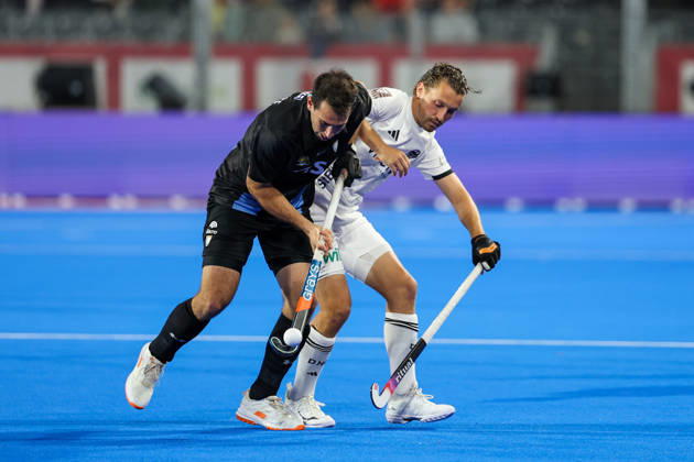Feldhockey, FIH Hockey World Cup 2026 men, Deutschland vs. Argentinien Zweikampf Facundo Zarate (ARG 5) und Johannes Große (GER 10) Wavre Belfius Hockey Arena Belgien Copyright: xSusannexBreithauptx