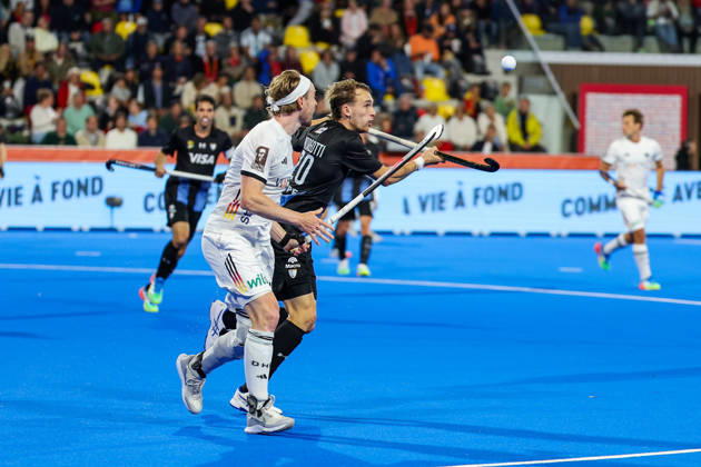 Feldhockey, FIH Hockey World Cup 2026 men, Deutschland vs. Argentinien Christopher Rühr (GER 17) und Matias Andreotti (ARG 20) wollen beide einen Schlenzball annehmen Wavre Belfius Hockey Arena Belgien Copyright: xSusannexBreithauptx