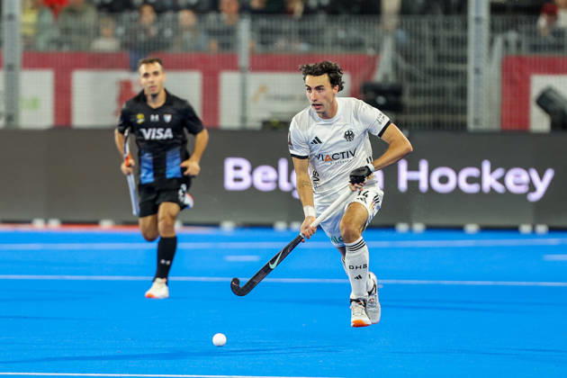Feldhockey, FIH Hockey World Cup 2026 men, Deutschland vs. Argentinien Teo Hinrichs (GER 14) geht mit dem Ball übers halbe Feld Wavre Belfius Hockey Arena Belgien Copyright: xSusannexBreithauptx